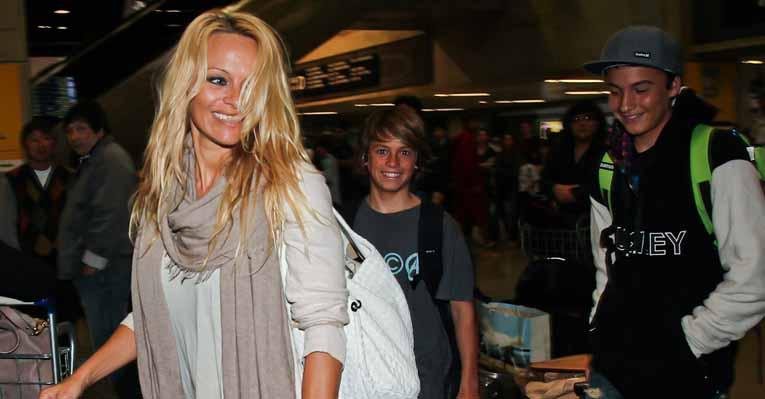 Pamela Anderson e filhos deixando o Brasil - Manuela Scarpa/Photo Rio News
