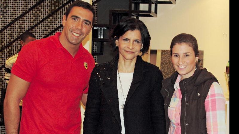 Marina Lima é recebida por Daniel Vieira e Aline Bertinelli, em show paulistano.