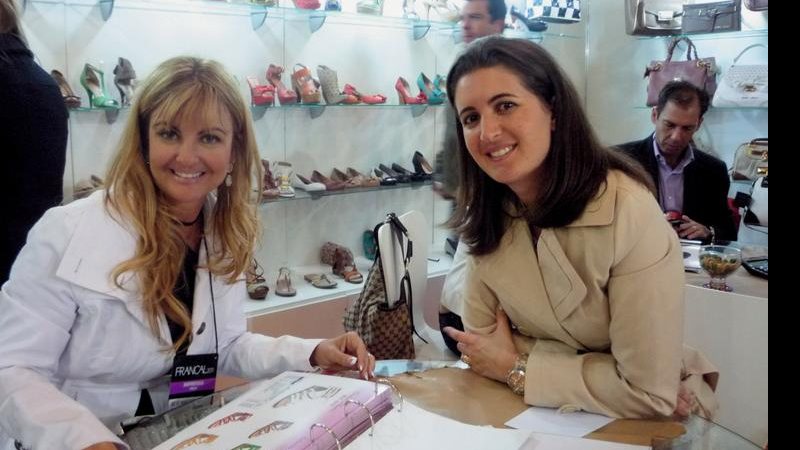 Em feira internacional de calçados, no Pavilhão de Exposições do Anhembi, em SP, a repórter Beth Martins entrevista a design de grife Carolina Martori para o programa Tarde Vip, do SBT.