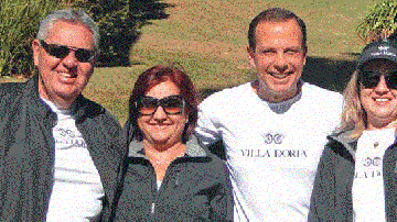 Em Campos do Jordão, João Doria Jr. (ao centro) reúne em casa Roberto e Sandra Cortes e Ana Marques.