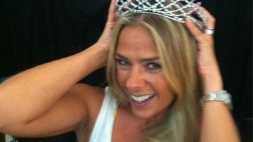 Adriane Galisteu com a coroa da Miss Brasil 2011, Priscila Machado - Reprodução/Twitter