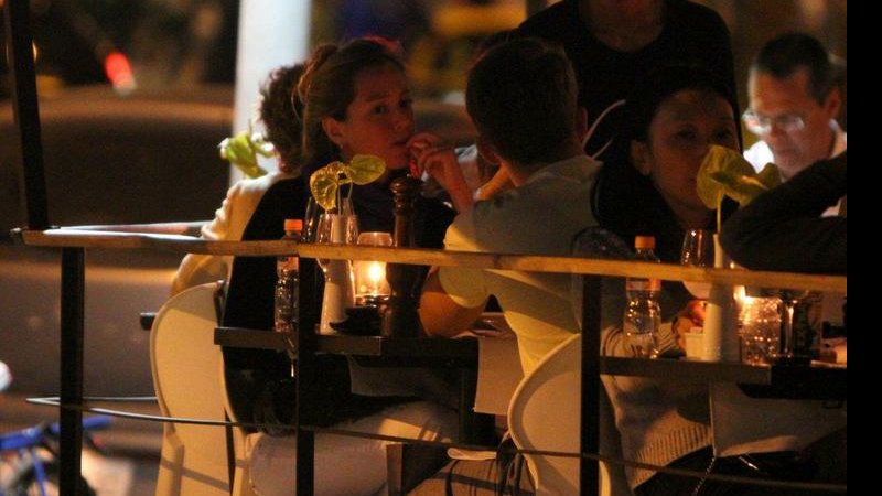 Luciana Vendramini janta acompanhada no Rio - André Freitas / AgNews