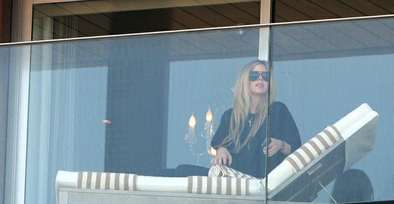 Avril Lavigne aparece na sacada do hotel - Gil Rodrigues/Photo Rio News