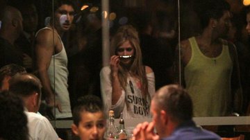 Avril Lavigne janta em churrascaria no Rio - André Muzell / AgNews