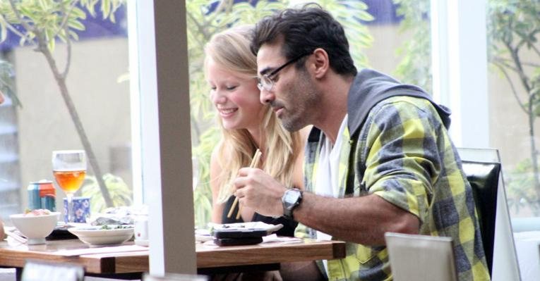 Luciano Szafir almoça com a namorada no Rio de Janeiro - Marcus Pavão/AgNews