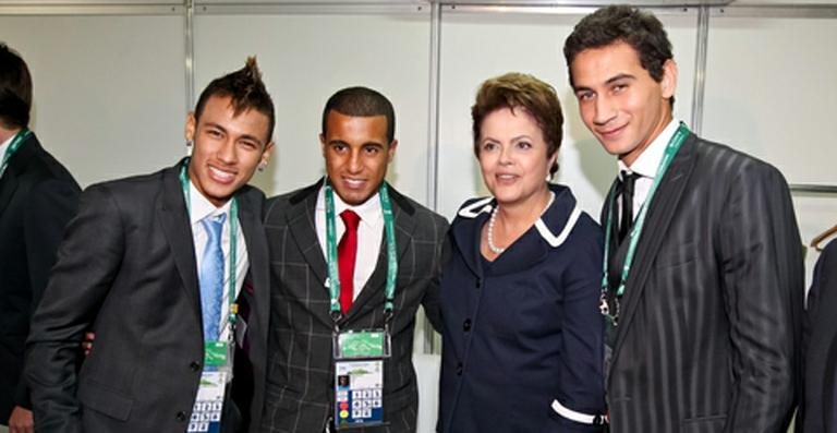 Presidenta Dilma Rousseff posa para foto com os jogadores Neymar, Lucas e Ganso - Roberto Stuckert Filho/PR