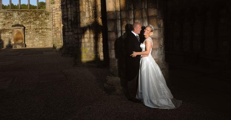Na igreja, o casal encena poses tradicionais para o álbum. Zara prima pela elegância e entra para a galeria das noivas mais bem vestidas da família real britânica. - Getty Images e Reuters