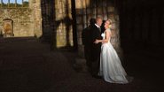 Na igreja, o casal encena poses tradicionais para o álbum. Zara prima pela elegância e entra para a galeria das noivas mais bem vestidas da família real britânica. - Getty Images e Reuters