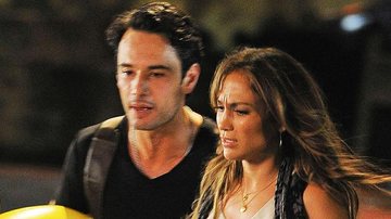 J.Lo e Santoro interpretam marido e mulher no filme What to Expect When You're Expecting. - Grosby Group