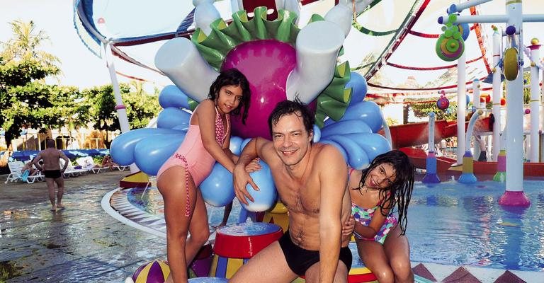 Pai de duas aventureiras, ele escolhe o Beach Park, no Ceará, para as férias. - Lázaro Medeiros