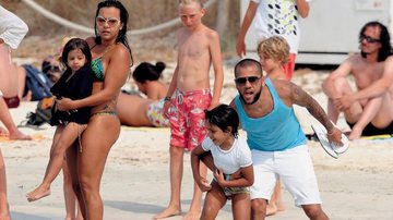 Na ilha espanhola de Ibiza, Daniel Alves leva Daniel Filho para brincar no mar, enquanto Dinorá cuida da fofa Vitória. - Chroma Press