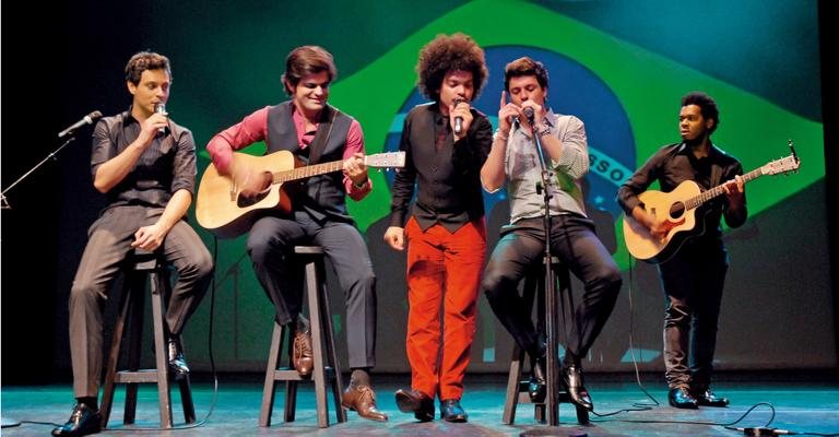 Mateus & Cristiano, nas pontas, dividem o palco e hits nacionais com João Camargo e Diego Moraes. - João Passos