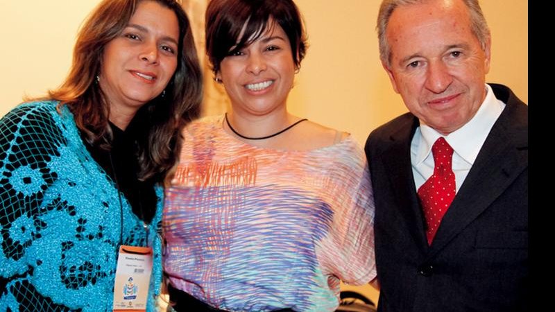 Em SP, Cláudia Pessôa e Danielle Novis parabenizam Afonso Gomes Louro pelos 25 anos da operadora de turismo presidida por ele.