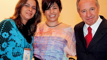 Em SP, Cláudia Pessôa e Danielle Novis parabenizam Afonso Gomes Louro pelos 25 anos da operadora de turismo presidida por ele.