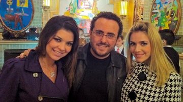 A apresentadora Amanda Françozo e a atriz Monique Alfradique felicitam Isaac Azar, que inaugura sofisticado café, anexo ao seu bistrô francês, na capital paulista.