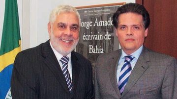 Cônsul-geral do Brasil em Milão, Luiz Henrique Fonseca recebe o tenor Fernando Portari na sede do consulado.