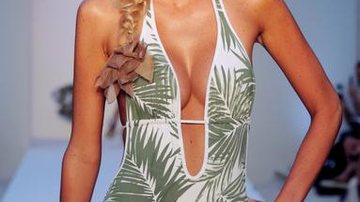 Dana J. desfila em Miami para a grife paulistana de beachwear de Paola Robba.
