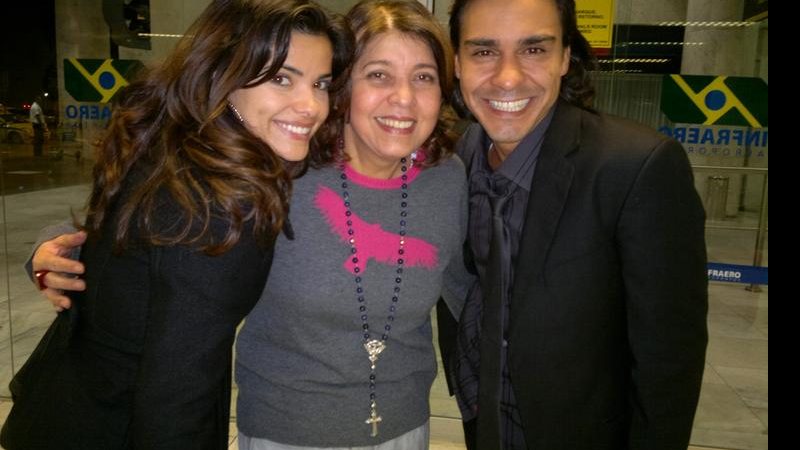 A cantora Roberta Miranda, ao centro, reencontra Vanessa Giácomo e André Gonçalves em visita ao Projac, no Rio.