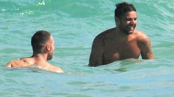 Ricky e Carlos se divertem na praia em Miami - The Grosby Group