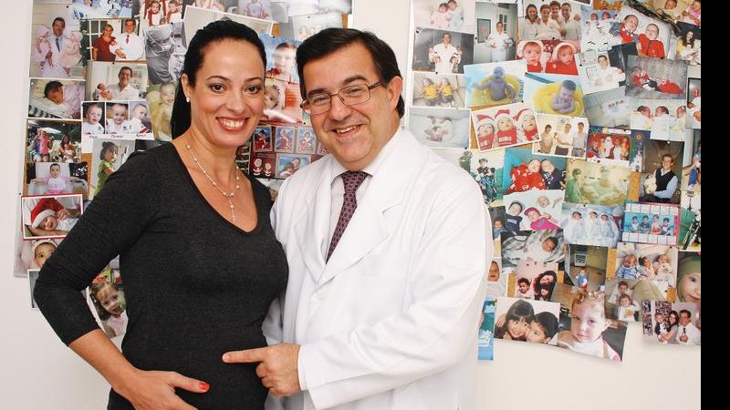 Luciana Palhares, grávida de quatro meses, em consulta com o ginecologista e obstetra Flávio Garcia de Oliveira, SP.