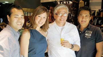 O casal Mauricio Yung e Silvia Chen inaugura franquia de loja de acessórios femininos e festeja com Roberto Kubota e Jae Lee, sócio da rede de acessórios, em São Paulo.