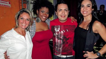 Vivi Romanelli, Marcelo Bandeira e Adriana Ferrari prestigiam show da cantora Vanessa Jackson (2ª esq. p/ dir.) em bar de São Paulo.
