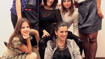 Rose Gois, Erika Digon, Mariana Grotti e Renata Mota, atrás, Camila Monteiro e Luli Solano promovem curso de automaquiagem em SP.