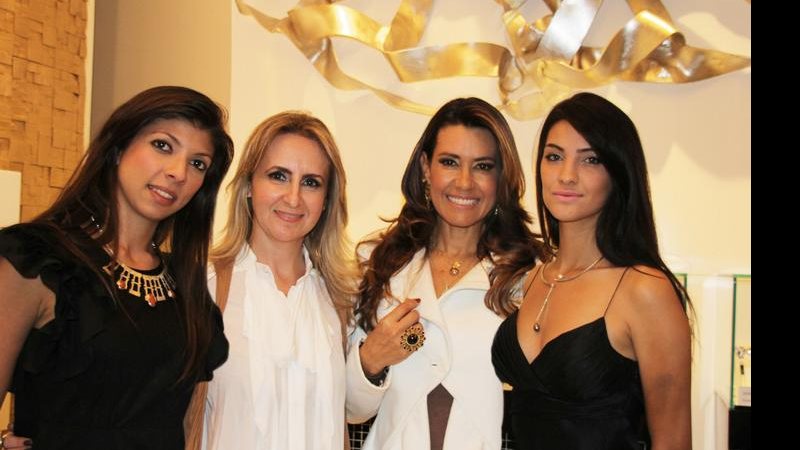Lilian Tedesco (2ª da esq. p/ dir.) lança joias entre Thuany Ruotolo, Solange Frazão e Rafaela Rocha, em joalheria da Casa Cor, em SP.