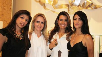 Lilian Tedesco (2ª da esq. p/ dir.) lança joias entre Thuany Ruotolo, Solange Frazão e Rafaela Rocha, em joalheria da Casa Cor, em SP.