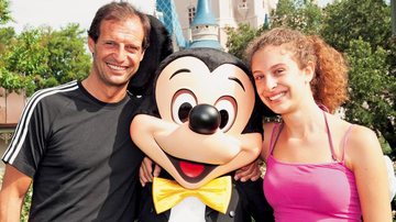 O técnico do Milan, Massimiliano Allegri, divertese com a filha, Valentina, ao lado de boneco do Mickey, no parque da Disney, nos EUA.