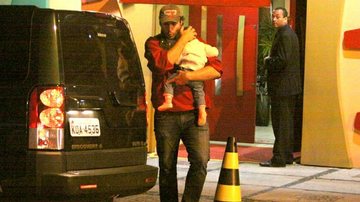 Thiago Lacerda leva família à festa infantil - Delson Silva / AgNews