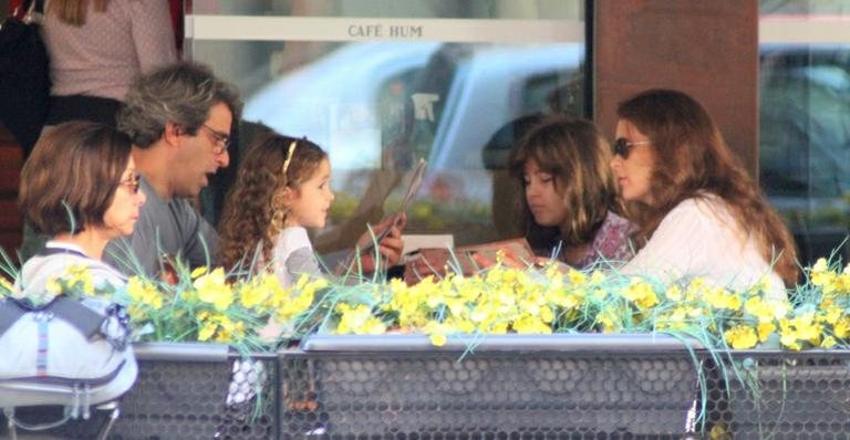 Claudia Abreu toma café da manhã com a família - Fausto Candelaria/AgNews