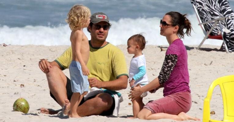 Thiago Lacerda e Vanessa Lóes em dia de praia com Gael e Cora - Dilson Silva / AgNews