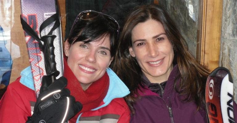 Rafaela Mandelli e Virgínia Cavendish após as compras na loja da estação de esqui Cerro Castor - Caras