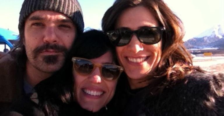 O cineasta Mauro Lima com a namorada, a atriz Rafaela Mandelli, e Virginia Cavendish - Reprodução/ Twitter