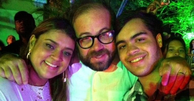 Preta Gil posa com Otávio Müller e o filho Francisco - Reprodução Twitter