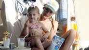 Alessandra Ambrosio se diverte no Havaí com o marido, Jamei Mazur, e a filha, Anja - GrosbyGroup