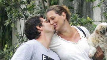 Descalço, o ator beija a mulher, grávida de sete meses da primeira filha do casal, durante passeio com Marley, Minnie e Pepê. - Adilson Lucas
