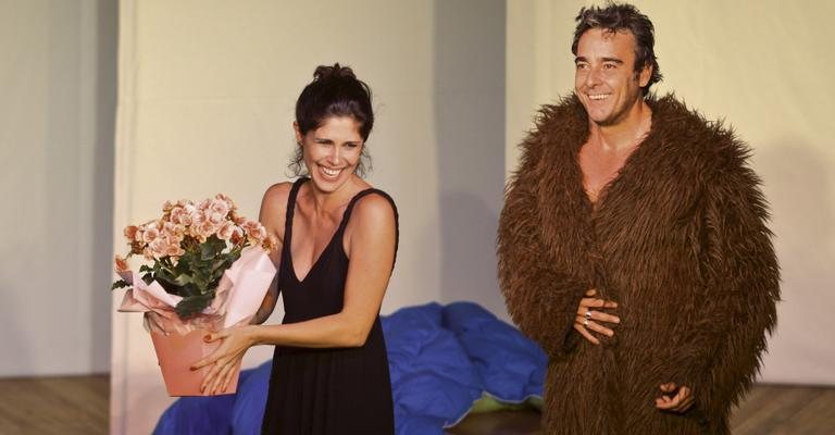 Na estreia carioca de Eu Te Amo, Juliana recebe as flores enviadas por Julia Lemmertz, mulher de Alexandre, que se veste de urso. - Gianne Carvalho