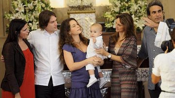 Com José Joaquim nos braços, atriz, grávida de seis meses, é cercada por Malu, os padrinhos do menino, Antonio e Patrícia, e seu marido, José Henrique. - Paulo Múmia