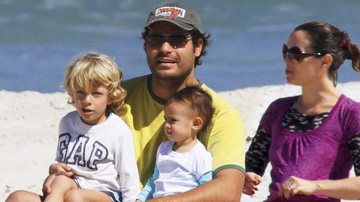Na praia da Barra, Rio, com os filhos, Gael e Cora, no colo, Thiago admira a paisagem ao lado da mulher, Vanessa Lóes. - Dilson Silva