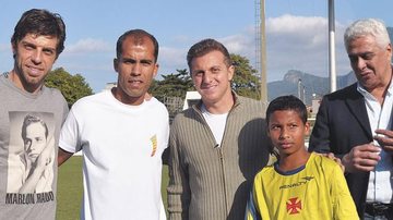Juninho Pernambucano, Felipe e Roberto Dinamite, pres. do clube, recebem Luciano Huck e o garoto Matheus Santos no CT, Rio.