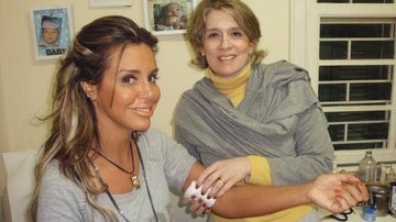 Em clínica de SP, Renata Banhara faz check-up com a médica Christiane Régis.