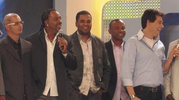 Para celebrar os 25 anos de carreira do grupo Negritude Jr., os integrantes Wagninho, Chamburcy, Claudinho, Feijão, Ari e Nenê participam da atração do SBT comandada por Celso Portiolli, em Osasco, na Grande São Paulo.