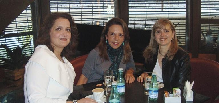 Em SP, Uiara Zagollin, Maria Emilia Genovesi e Regina Guimil confraternizam em um aconchegante café.