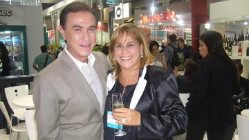 Amaury Jr. e Eva Siqueira em feira de vinho, SP.