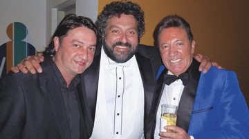O maestro Renato Misiuk e o tenor Jorge Durian prestigiam o lançamento do pianista Celso Moraes, em SP.
