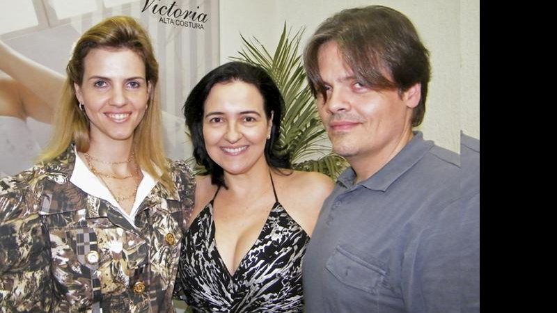 Salma Georges recebe o casal de tenores Rosana Lamosa e Fernando Portari para prova de roupas em seu ateliê, SP.