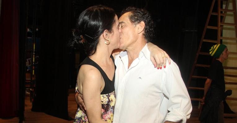 Chico Diaz recebe o carinho da esposa Silvia Buarque - Photo Rio News