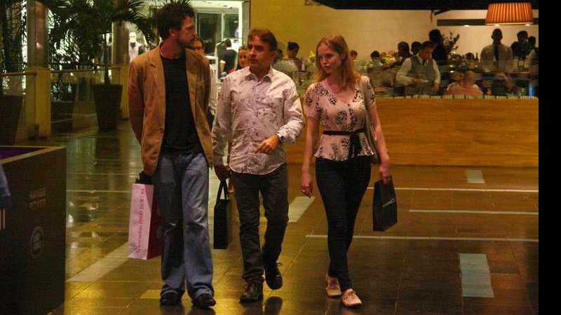 Gulherme Berenguer passeia com amigo e a esposa Bianca Cardoso - Daniel Delmiro / AgNews